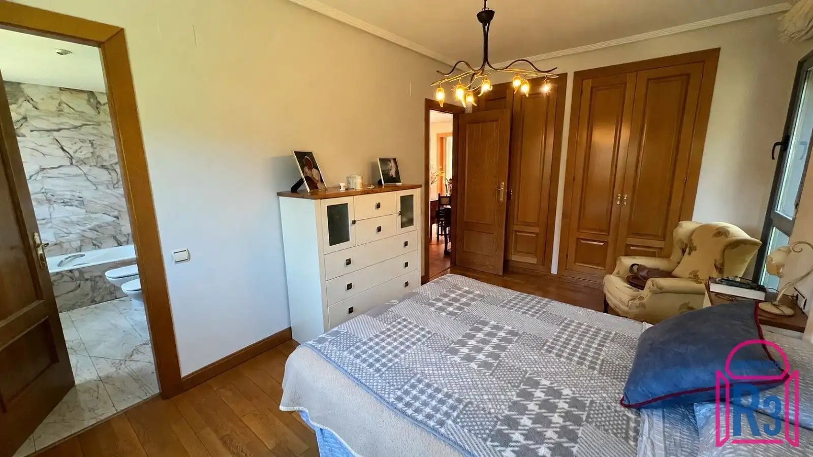Dormitori de Casa o xalet en venda en León Capital  amb Calefacció