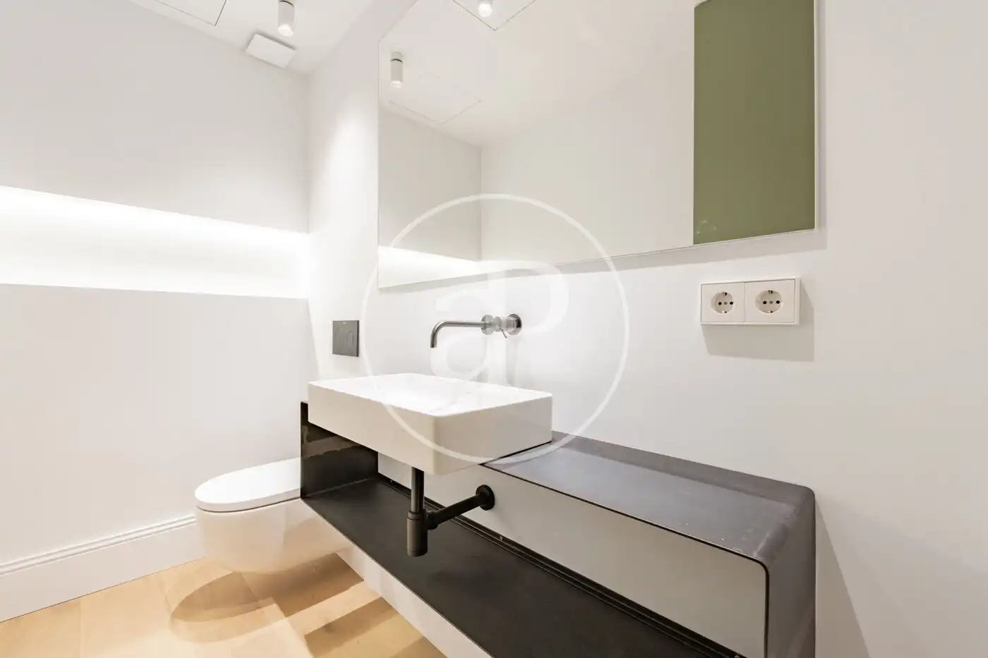 Bathroom of Flat for sale in Madrid  with Air Conditioner, Heating and Balcony