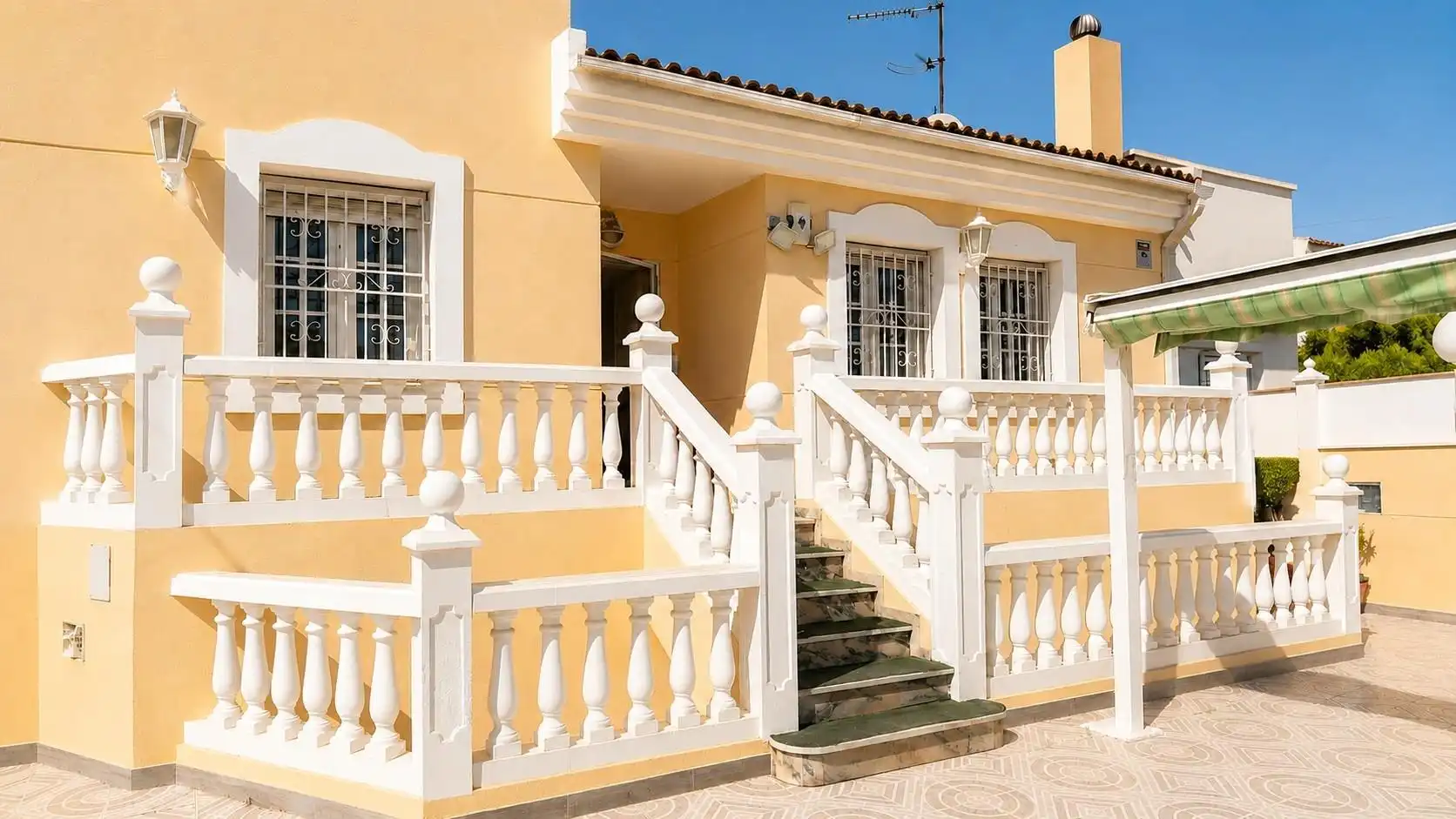 Vista exterior de Casa adosada en venda en Almería amb Aire condicionat, Terrassa i Balcó
