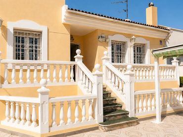 Casa bifamiliare con balcone in vendita a Calle CARACOLA DE LA