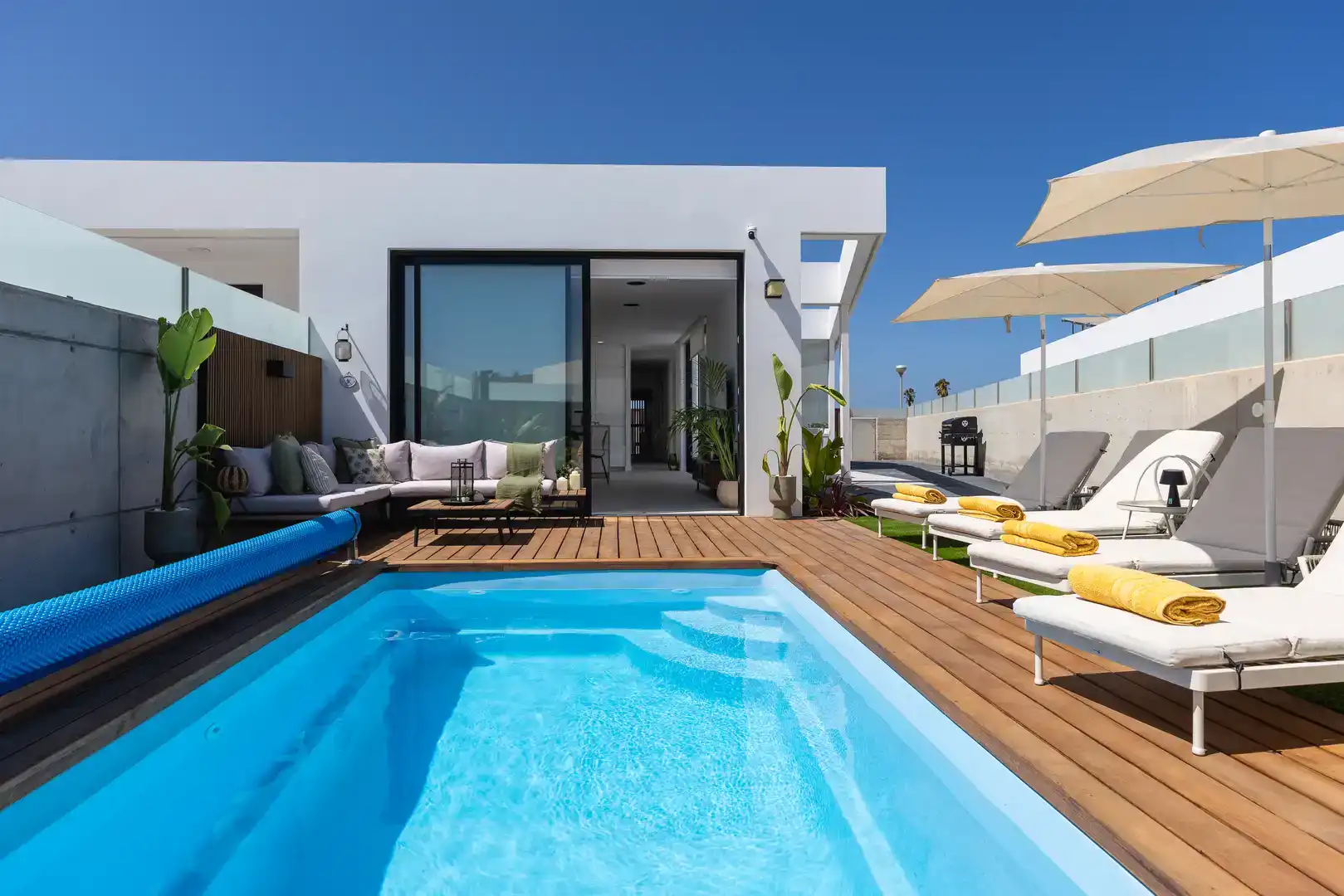 Terrace of Detached homes for rent in Antigua  with Air Conditioner and Swimming Pool