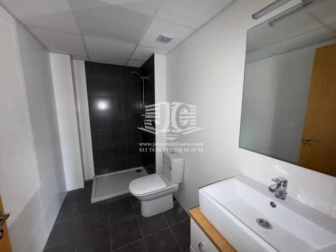 Baño de Piso de alquiler en L'Aldea con Aire acondicionado, Terraza y Trastero