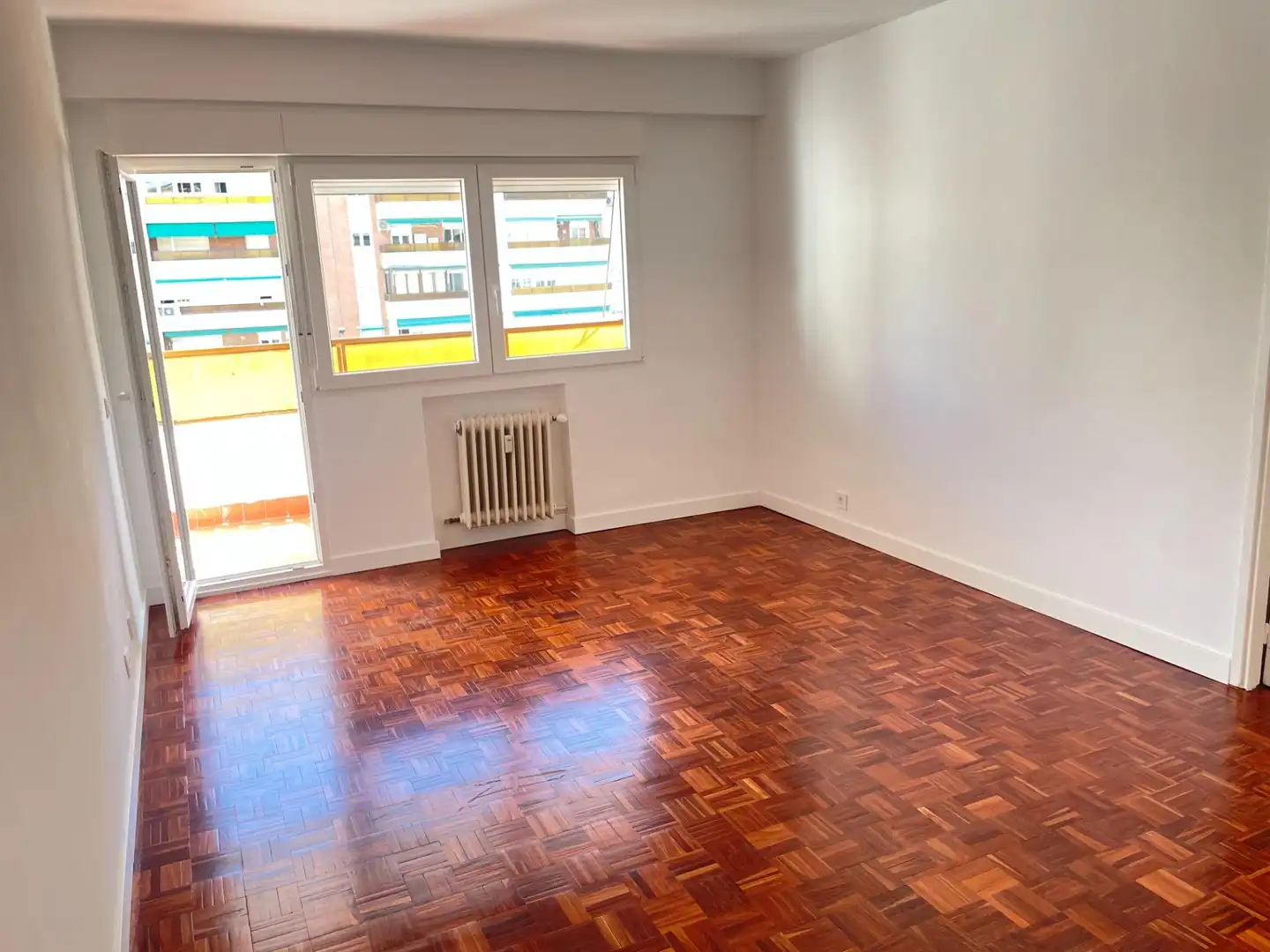 Sala d'estar de Pis de lloguer en Madrid amb Parquet i Terrassa