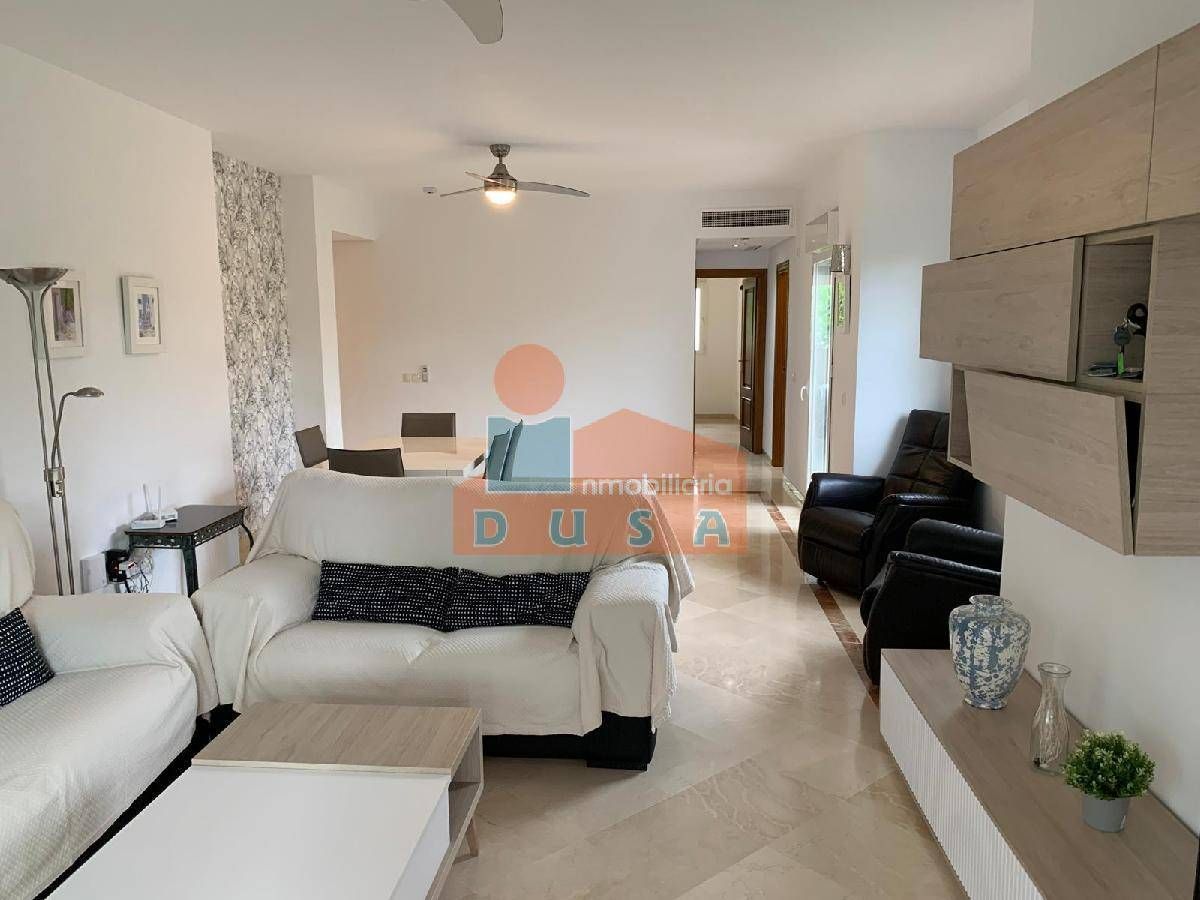 Sala d'estar de Pis de lloguer en Estepona amb Aire condicionat, Terrassa i Piscina