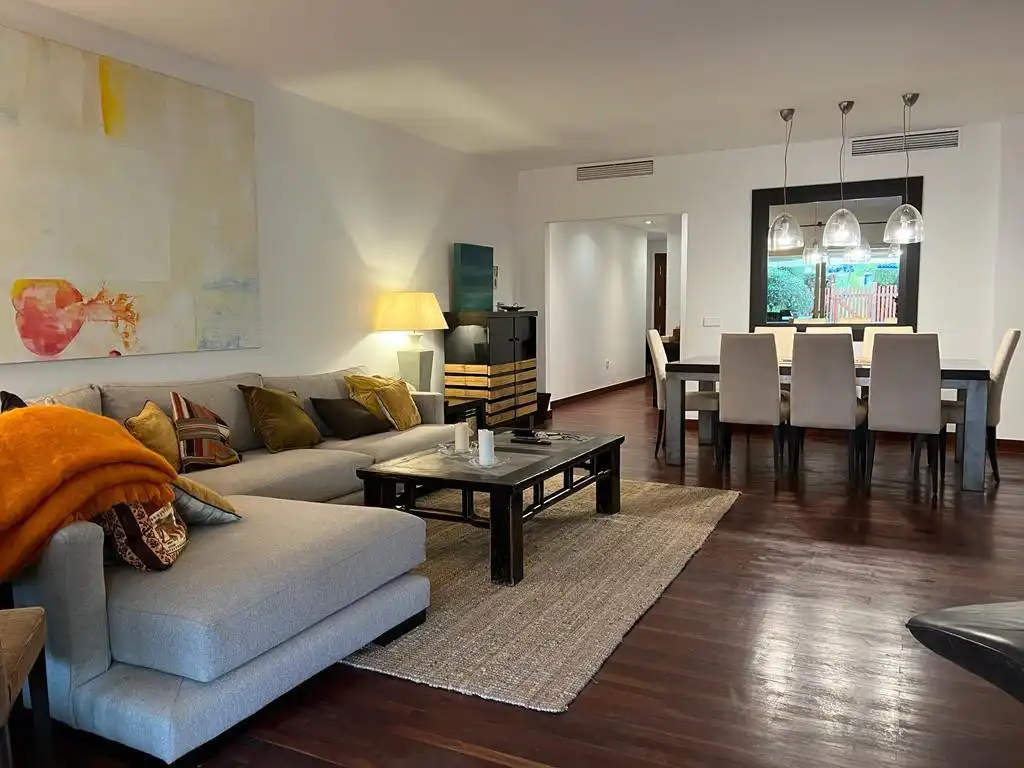 Wohnzimmer von Erdgeschoss zur Miete in Marbella mit Klimaanlage, Privatgarten und Terrasse