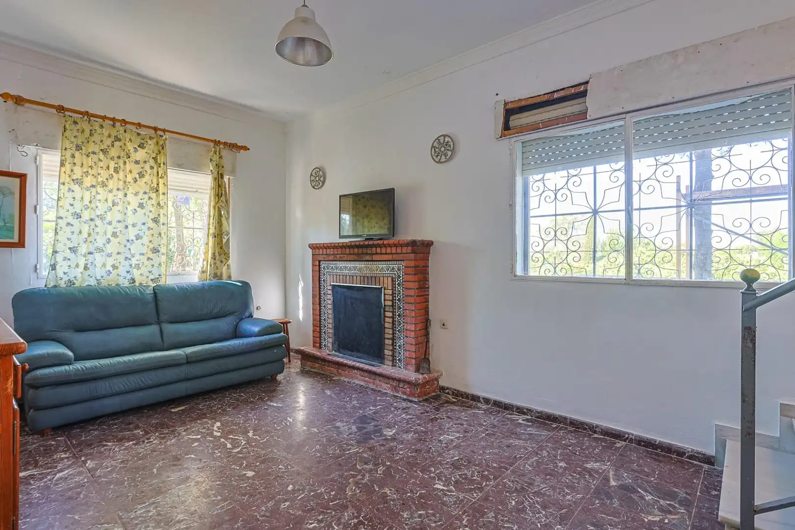Sala d'estar de Casa o xalet en venda en Sanlúcar la Mayor amb Aire condicionat i Piscina