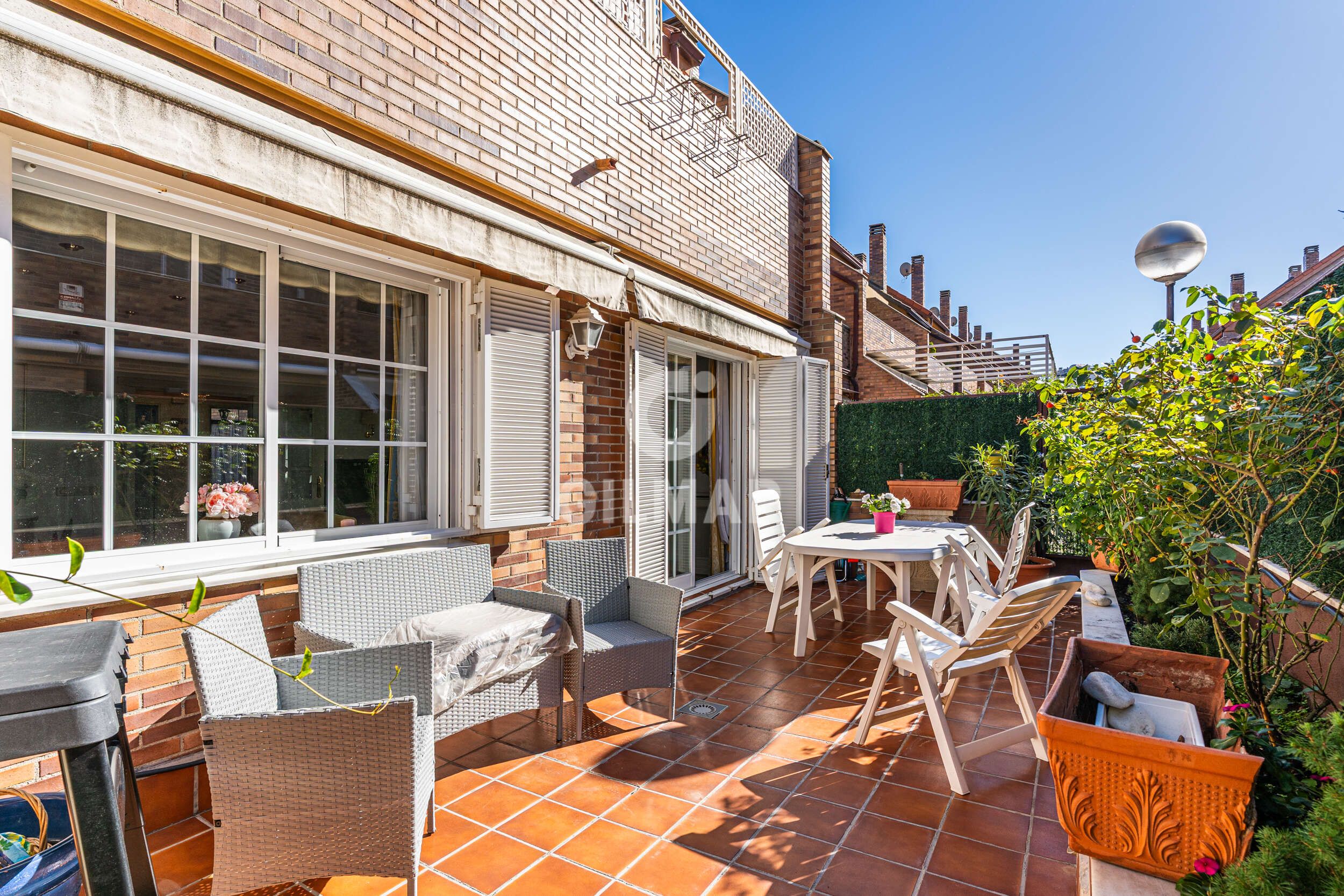 Terrassa de Casa adosada en venda en  Madrid Capital amb Calefacció, Jardí privat i Piscina