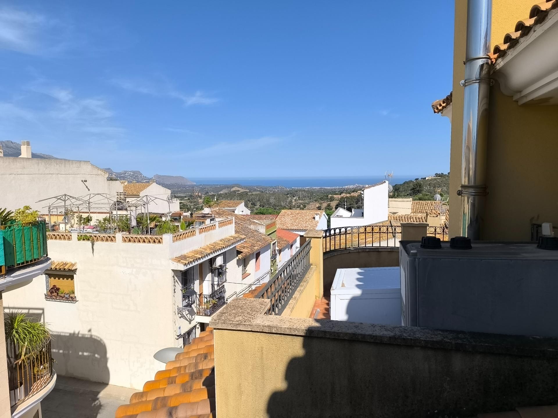 Vista exterior de Casa adosada en venda en La Nucia amb Terrassa, Traster i Balcó
