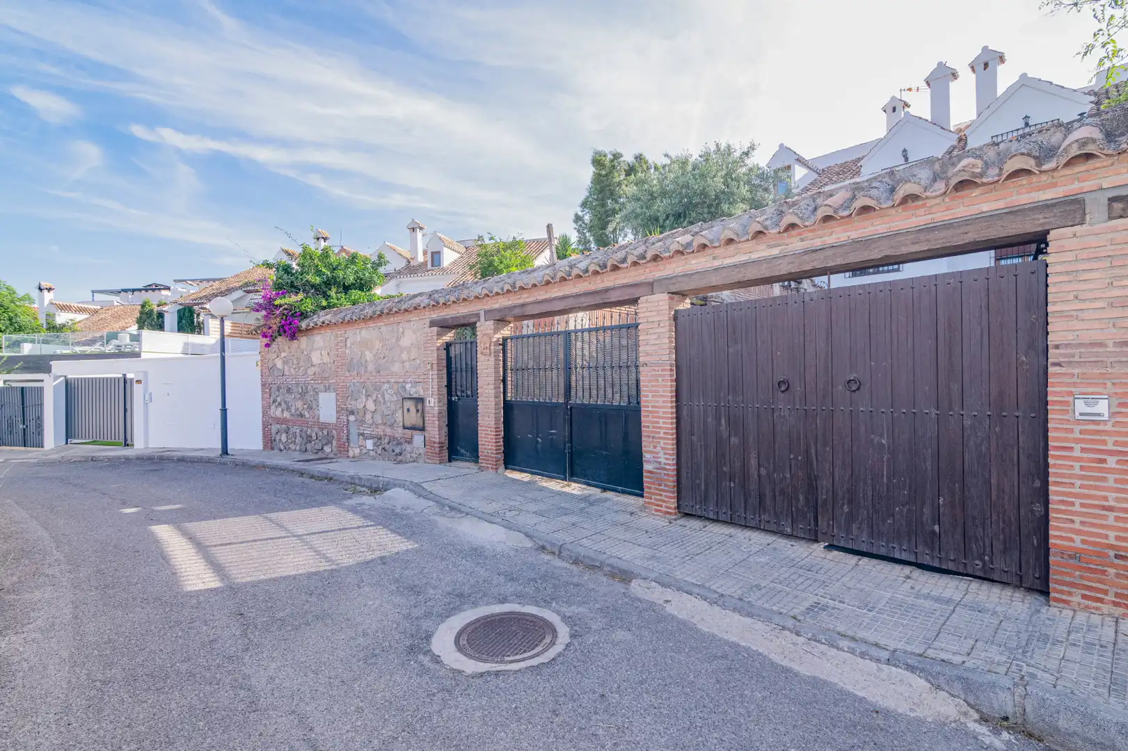 Vista exterior de Casa o xalet en venda en Las Gabias amb Jardí privat, Terrassa i Moblat