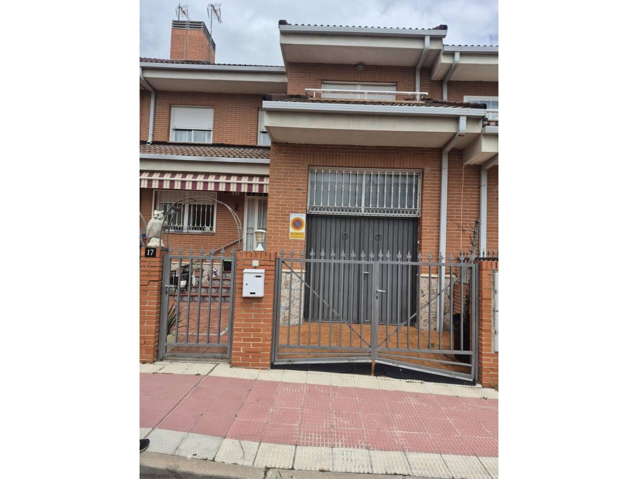 Vista exterior de Casa o xalet en venda en Parla amb Calefacció, Jardí privat i Parquet
