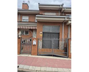Vista exterior de Casa o xalet en venda en Parla amb Calefacció, Jardí privat i Parquet