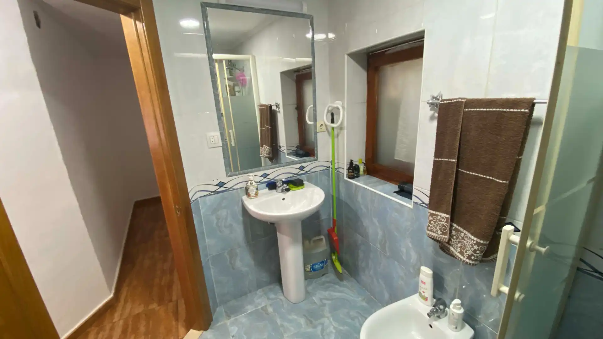 Baño de Casa o chalet en venta en San Martín del Rey Aurelio con Jardín privado, Trastero y Amueblado