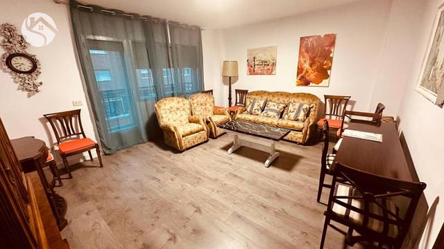 Piso en Alquiler en Reyes Católicos - Paseo San Antonio