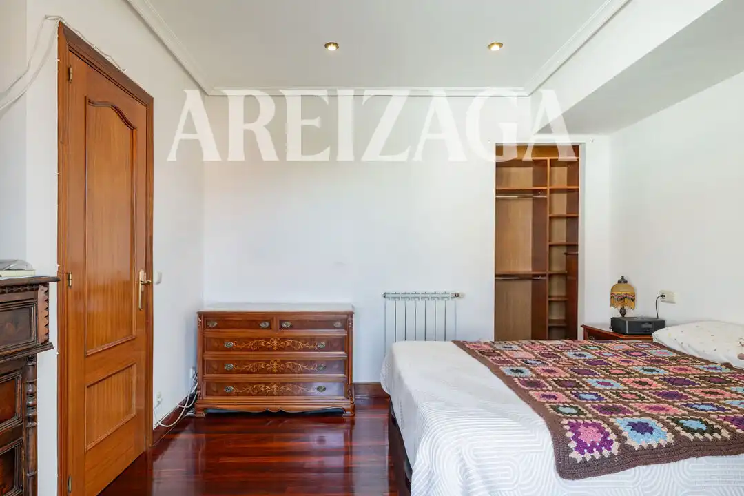 Dormitori de Casa adosada en venda en Donostia - San Sebastián  amb Calefacció, Terrassa i Traster