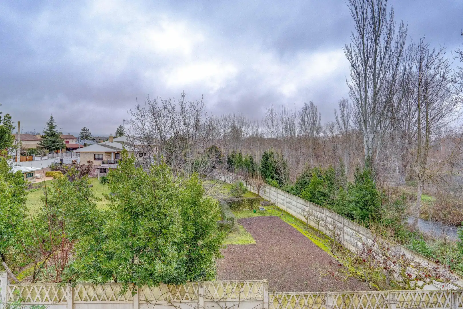Einfamilien-Reihenhaus zum Verkauf in Anguciana mit Privatgarten, Abstellraum und Schwimmbad