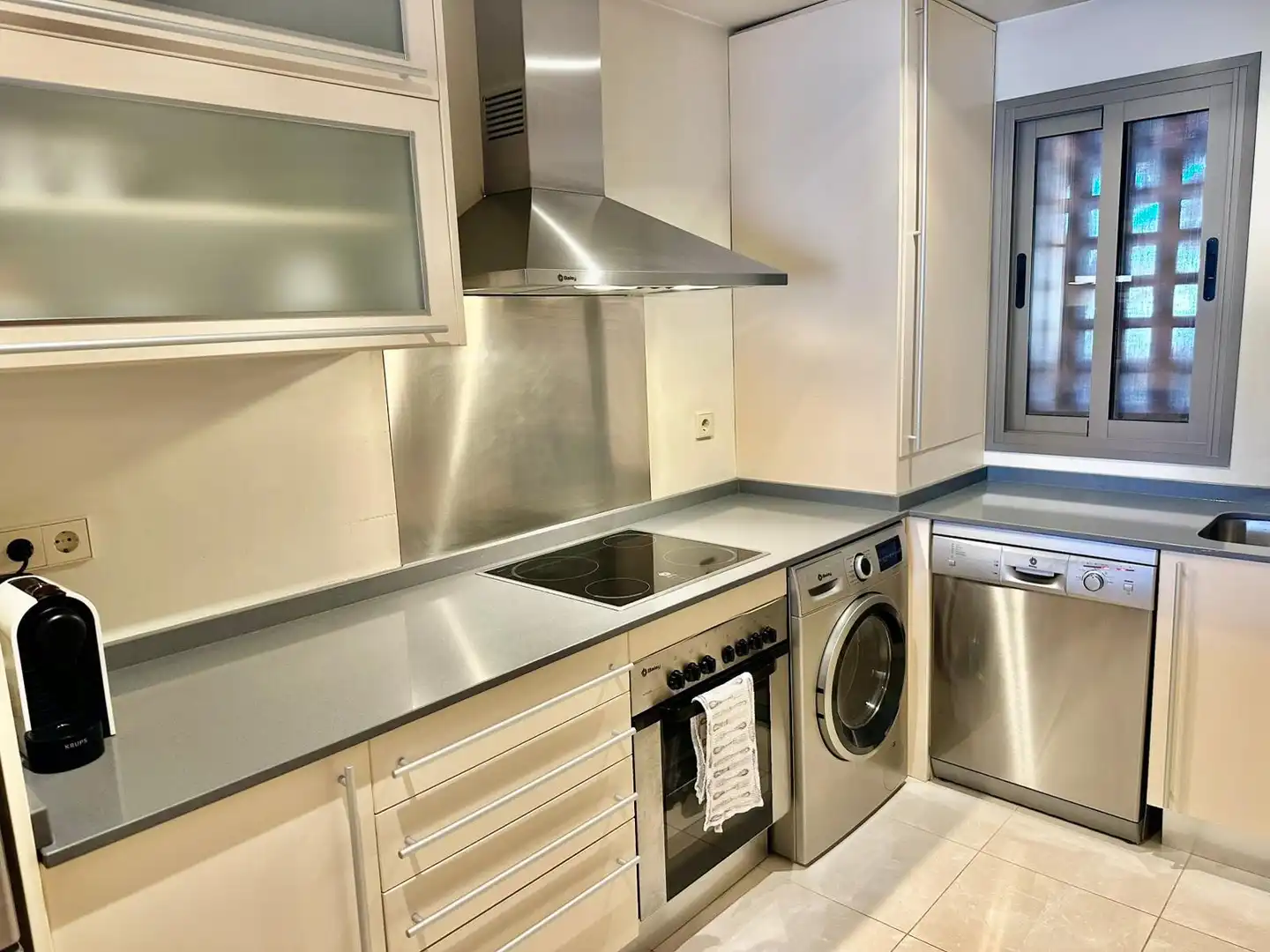 Cocina de Apartamento de alquiler en Estepona con Aire acondicionado, Terraza y Piscina