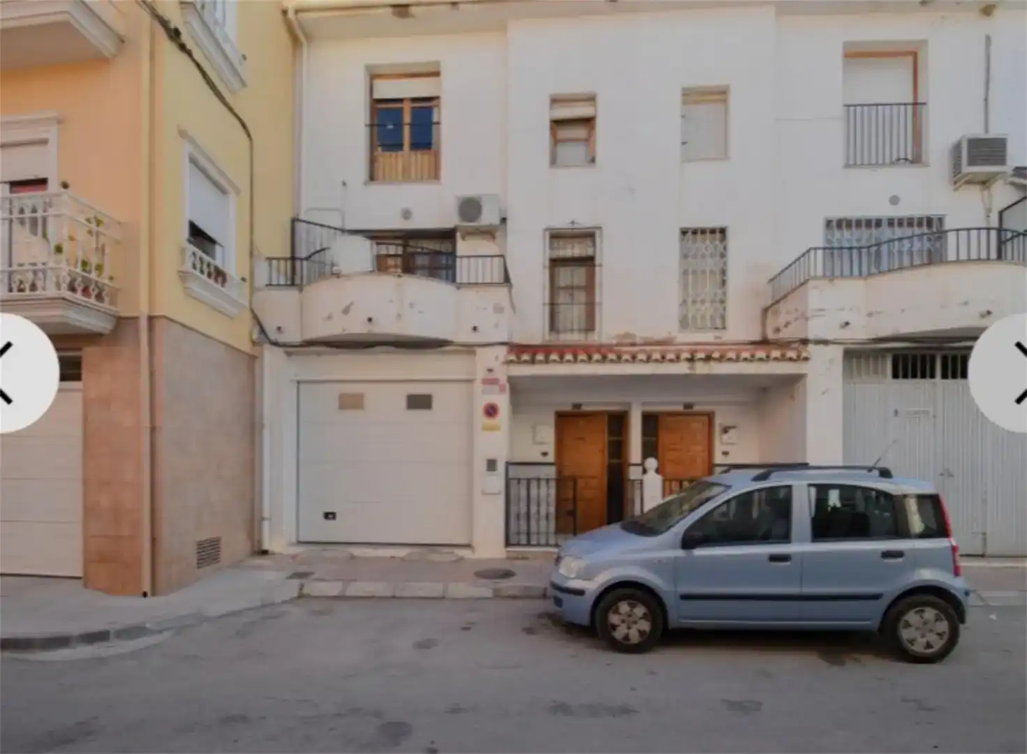 Vista exterior de Casa adosada en venta en Baza con Aire acondicionado, Amueblado y Balcón
