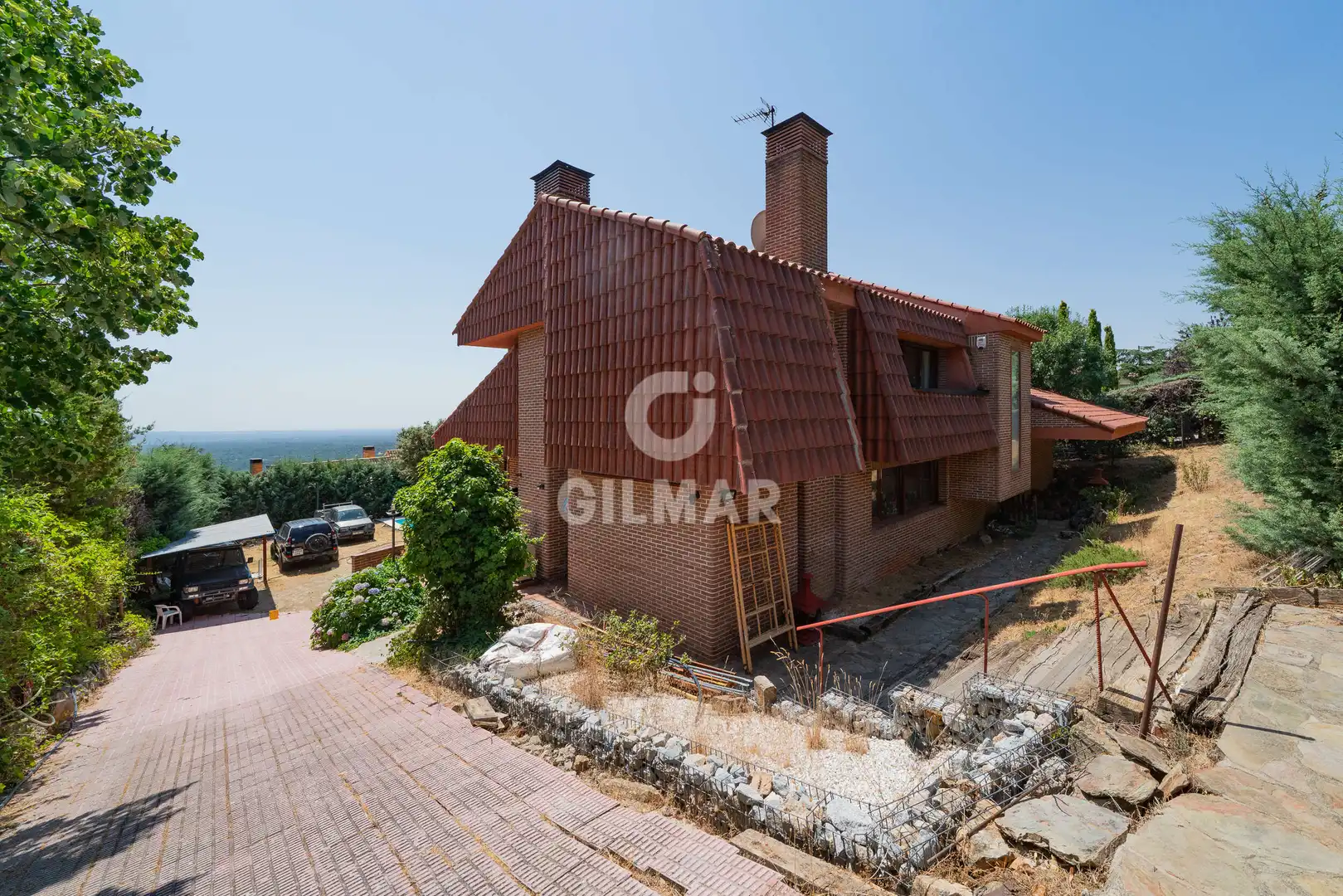 Vista exterior de Casa o chalet en venta en San Lorenzo de El Escorial con Calefacción, Jardín privado y Piscina
