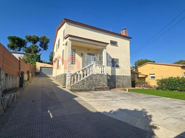 Xalet amb piscina en venda a La Torre de Claramunt