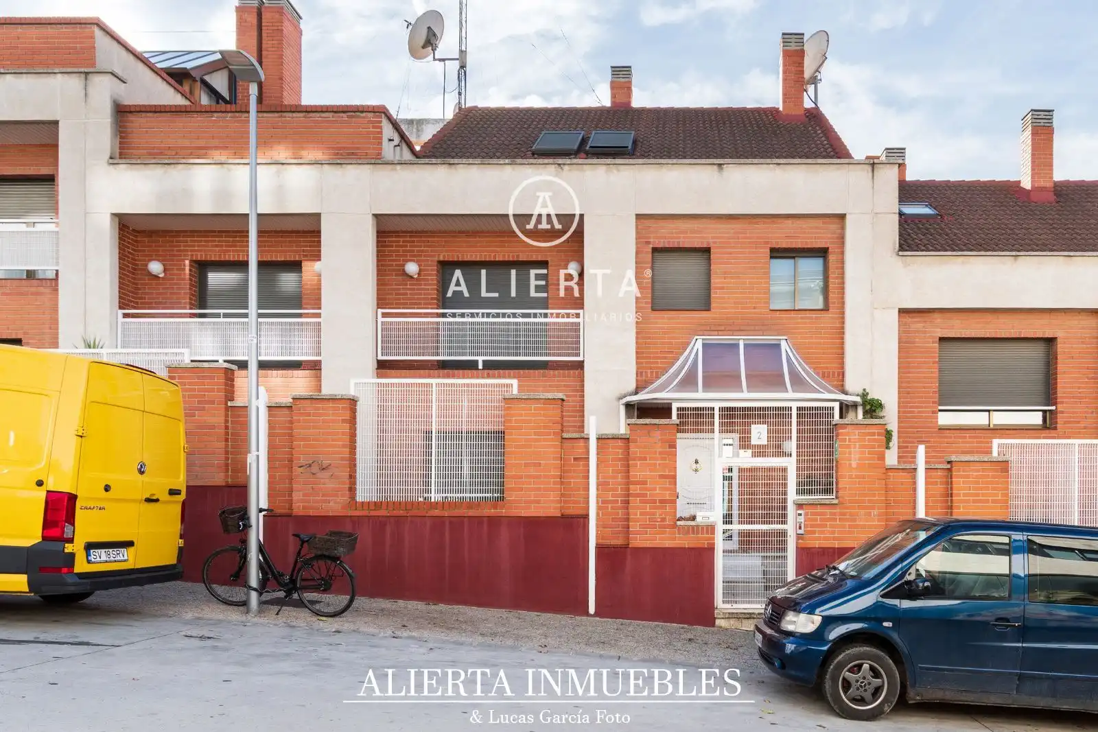 Vista exterior de Casa adosada en venda en Zaragoza amb Aire condicionat, Calefacció i Traster