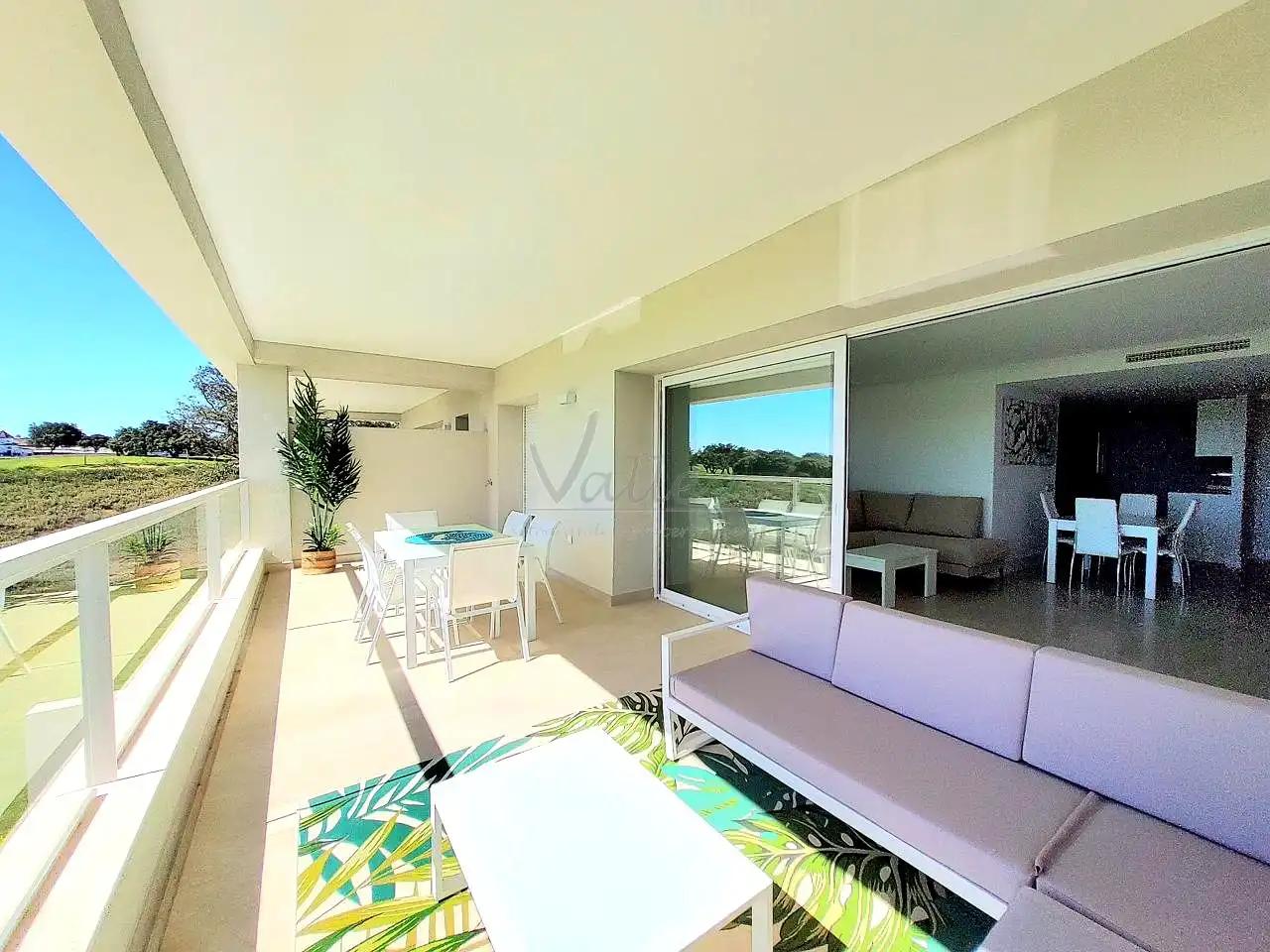 Terrasse von Wohnungen zum Verkauf in Sotogrande mit Klimaanlage, Terrasse und Möbliert
