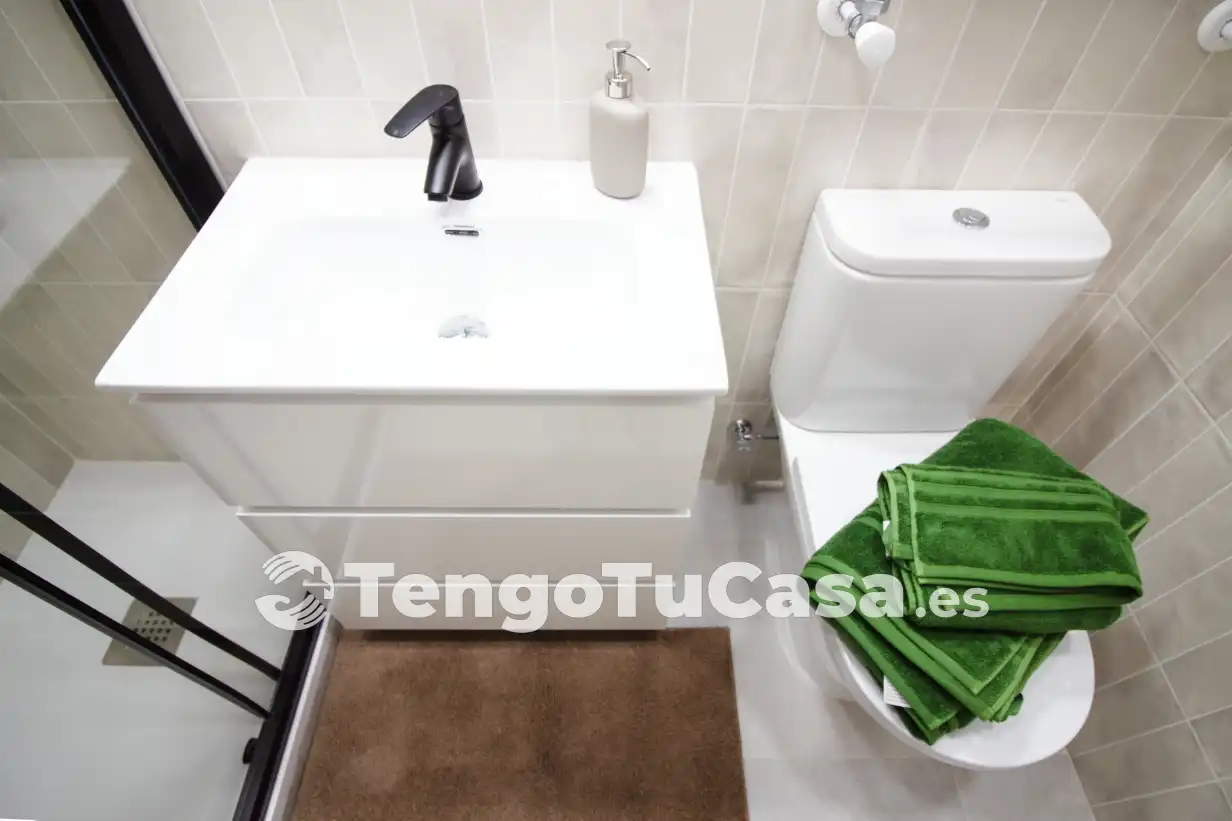 Bathroom of Flat for sale in Madrid  with Air Conditioner, Heating and Parquet flooring