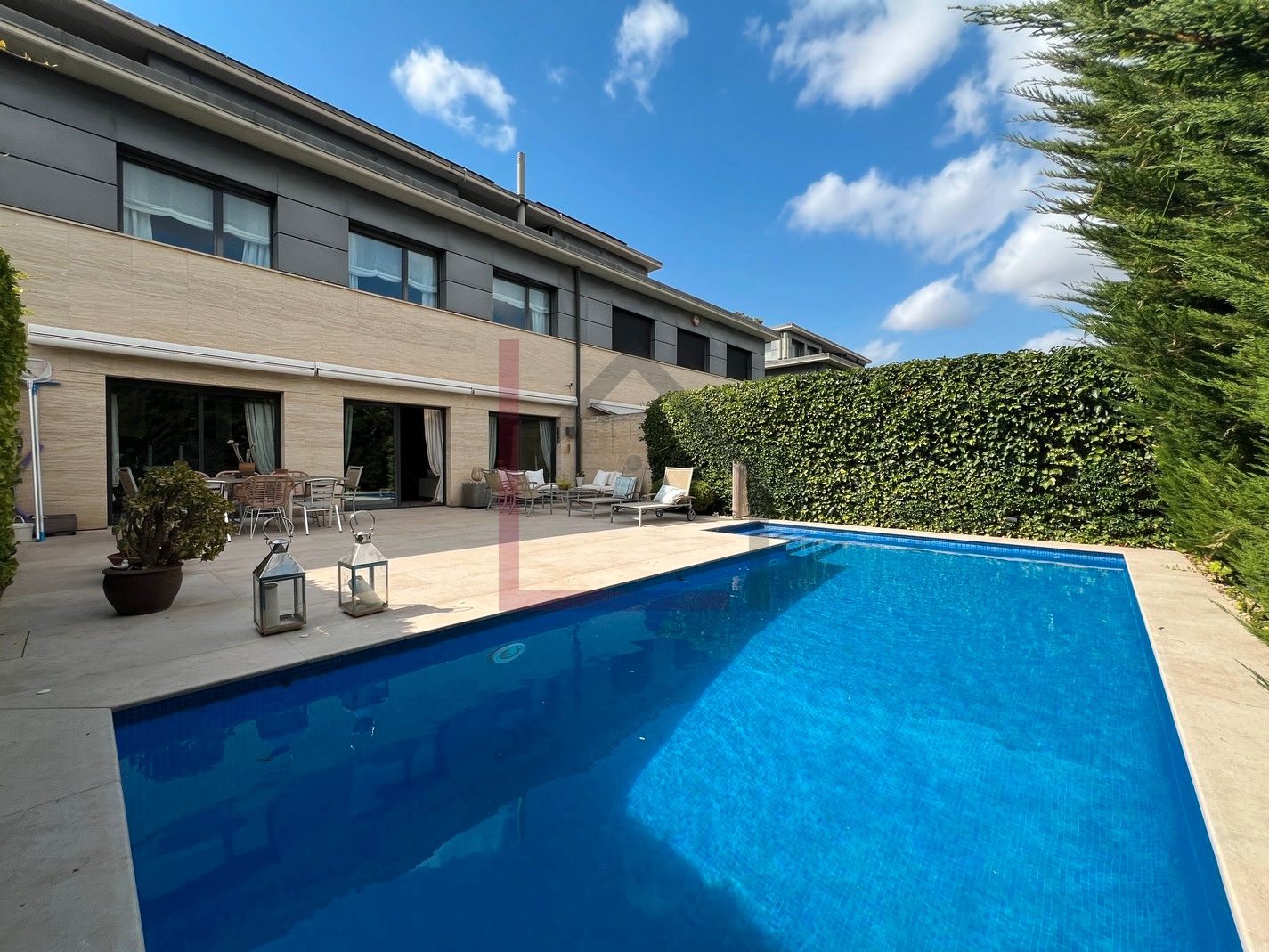 Swimming pool of House or chalet for sale in  Barcelona Capital  with Air Conditioner, Heating and Private garden