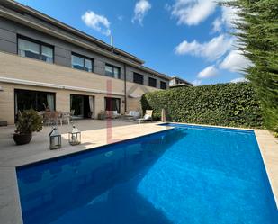 Swimming pool of House or chalet for sale in  Barcelona Capital  with Air Conditioner, Heating and Private garden