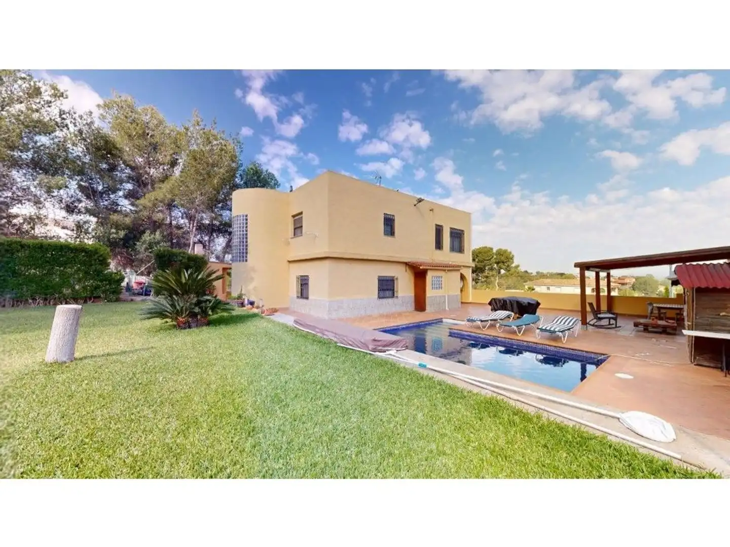Vista exterior de Casa o xalet en venda en Riba-roja de Túria amb Aire condicionat, Calefacció i Jardí privat