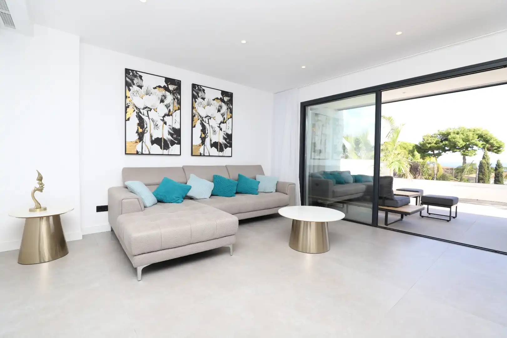 Sala d'estar de Apartament de lloguer en Estepona amb Aire condicionat, Calefacció i Terrassa