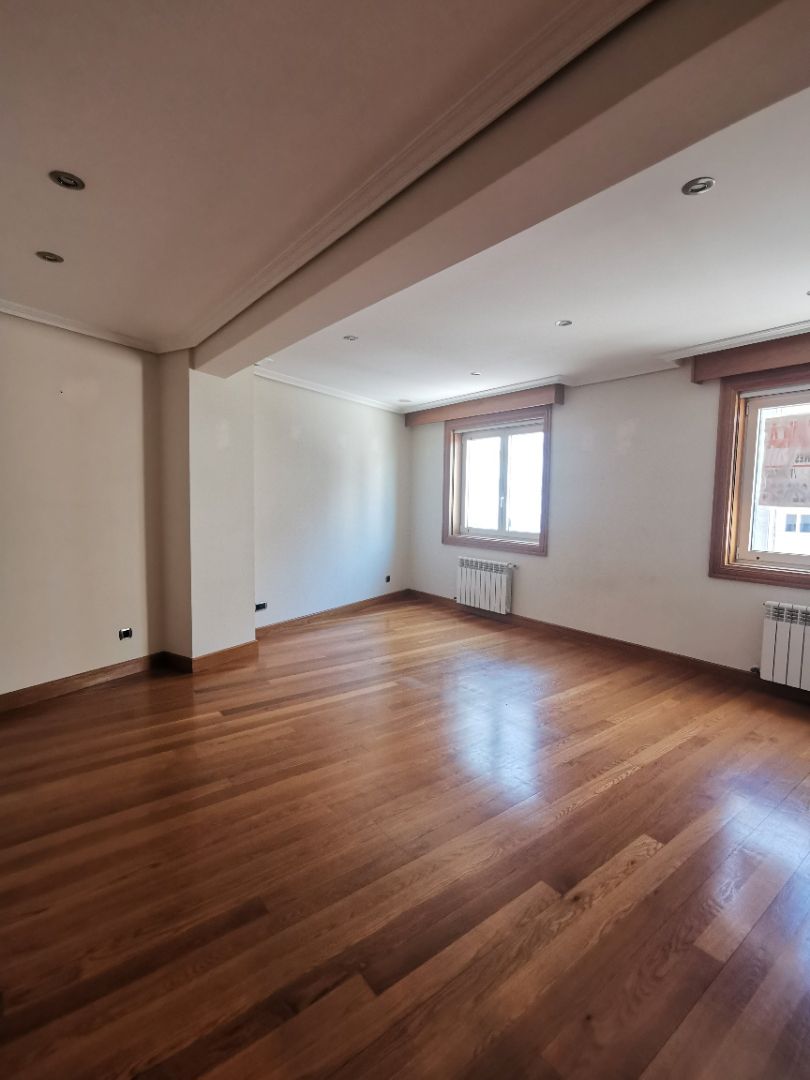 Sala d'estar de Pis de lloguer en Vigo  amb Calefacció, Parquet i Traster