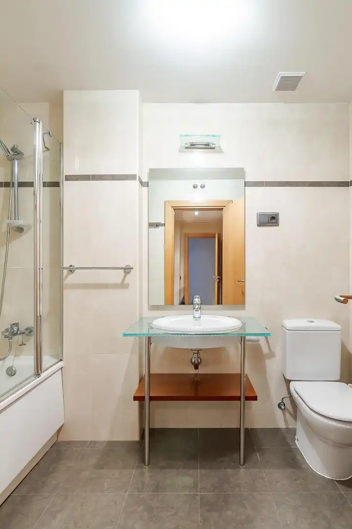 Baño de Piso en venta en Madrid con Aire acondicionado, Calefacción y Jardín privado