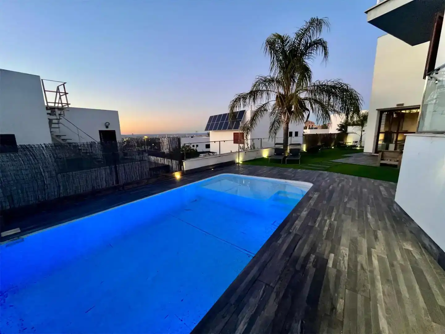 Piscina de Casa o xalet en venda en Montequinto amb Aire condicionat, Piscina i Balcó