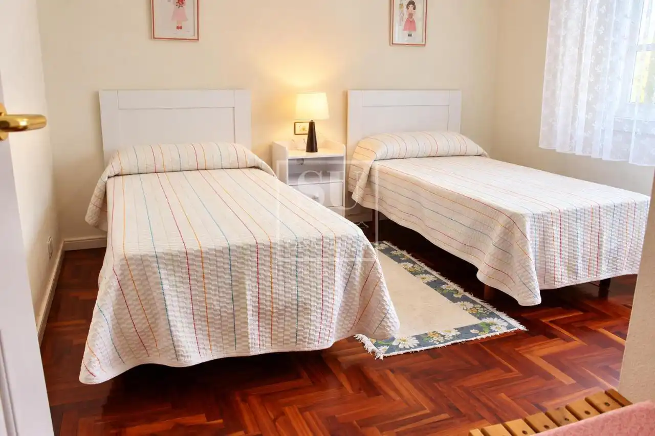 Dormitori de Casa adosada en venda en Baiona amb Calefacció, Jardí privat i Terrassa