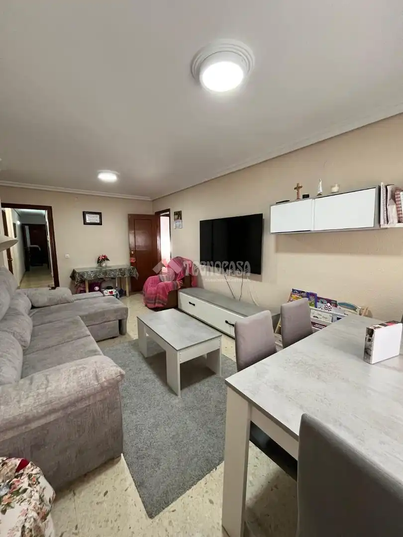 Sala de estar de Piso en venta en Sevilla con Calefacción, Terraza y Amueblado