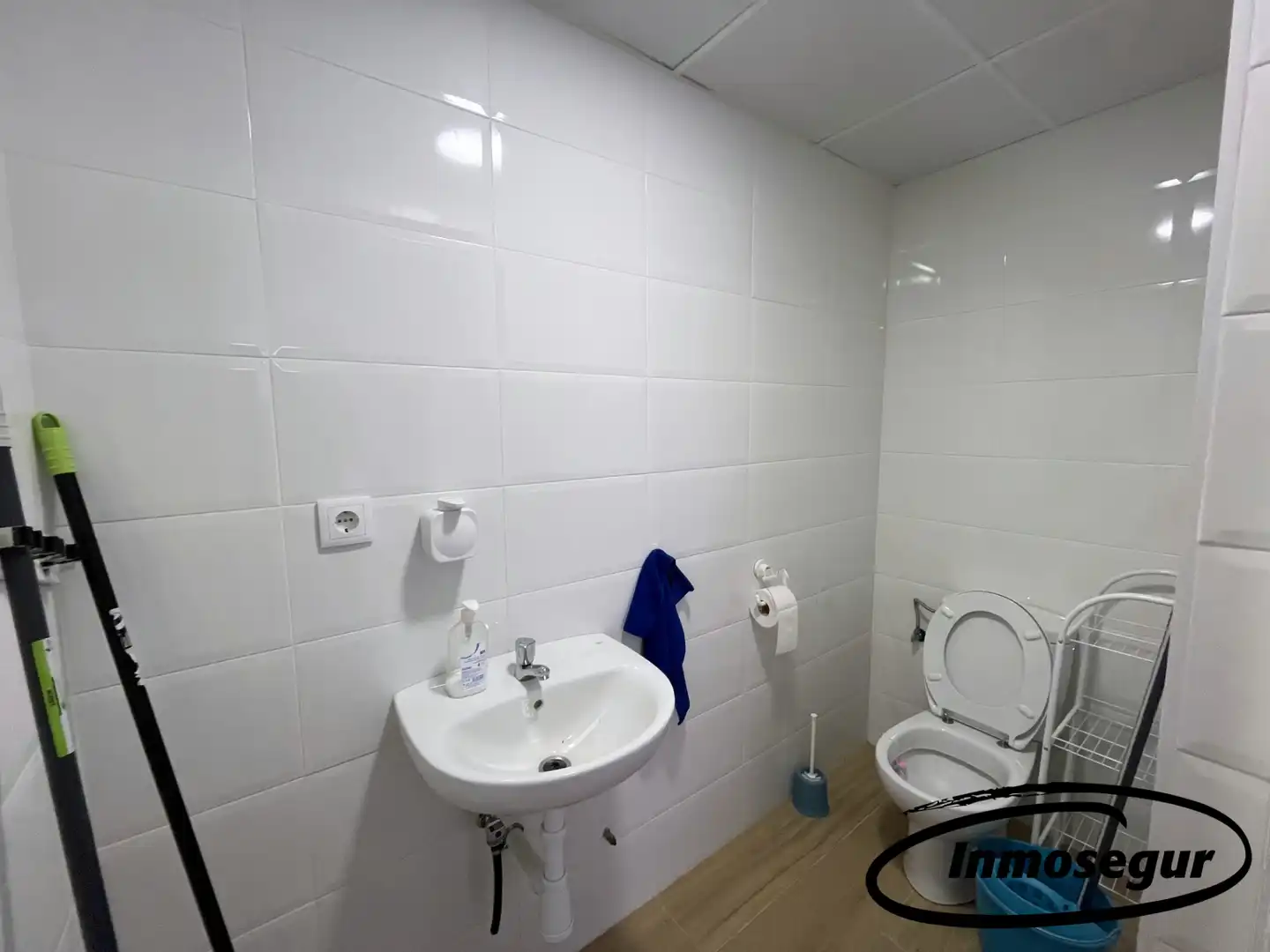 Badezimmer von Geschaftsraum zur Miete in Salou mit Klimaanlage und Heizung