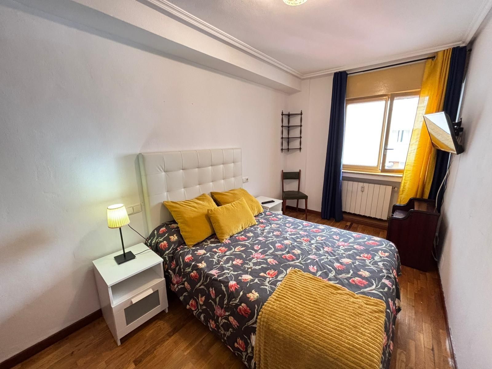 Bedroom of Flat to rent in Oviedo 