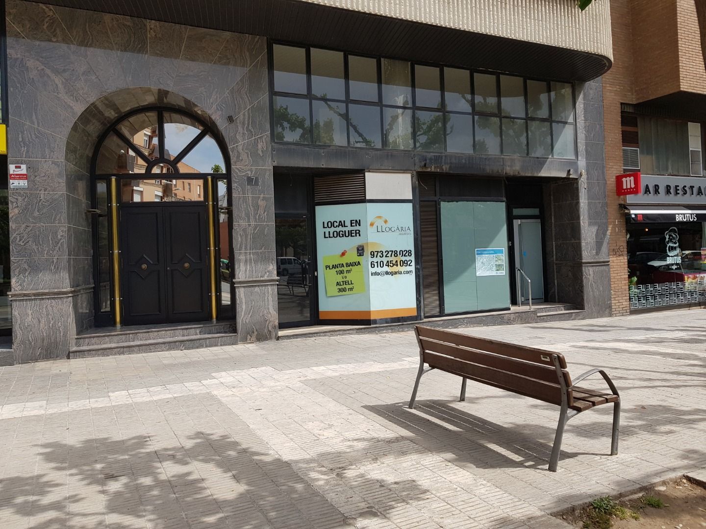 Vista exterior de Local de lloguer en  Lleida Capital amb Aire condicionat