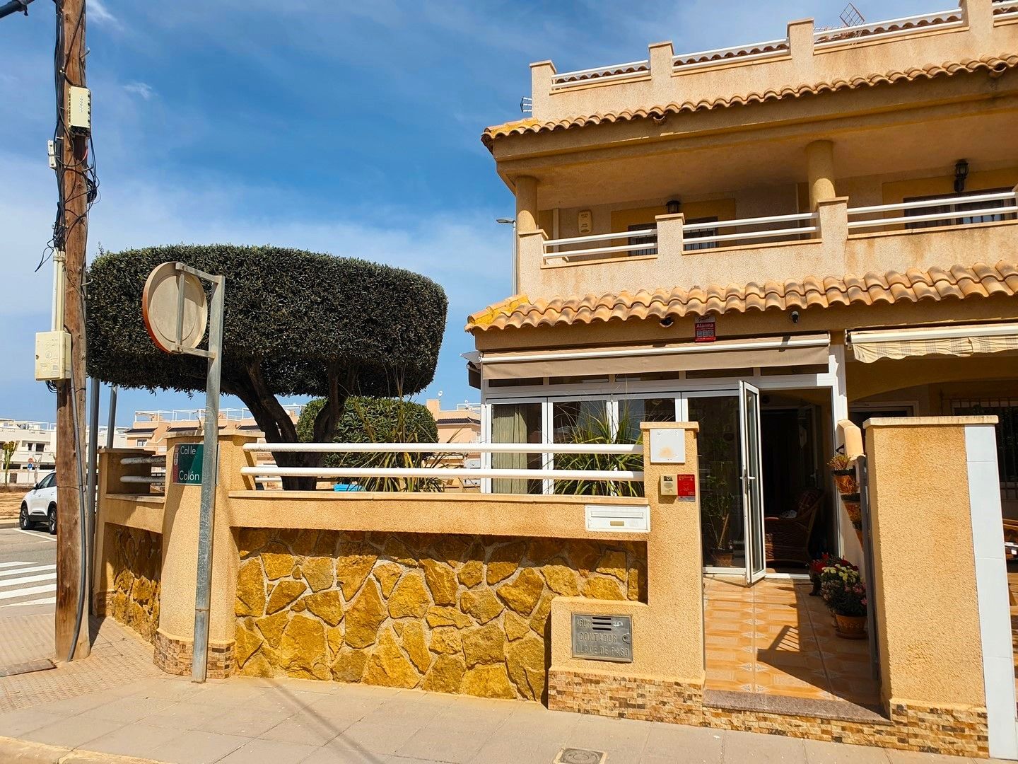 Vista exterior de Casa adosada en venda en Pilar de la Horadada amb Aire condicionat, Calefacció i Jardí privat
