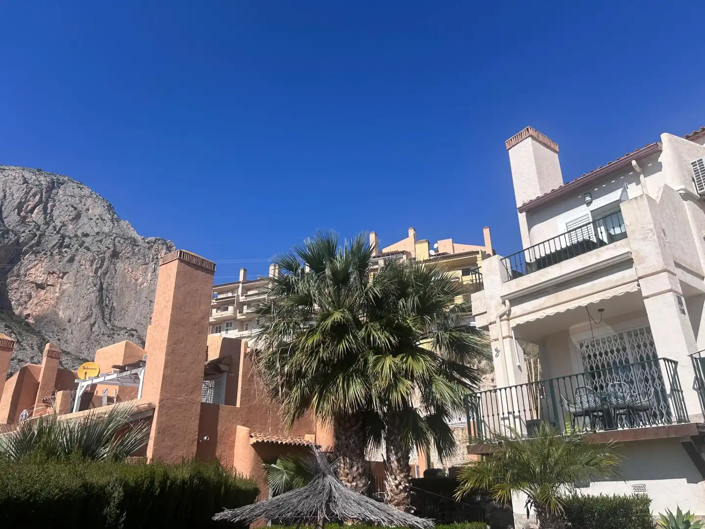 Außenansicht von Einfamilien-Reihenhaus zum Verkauf in Altea mit Klimaanlage, Heizung und Privatgarten