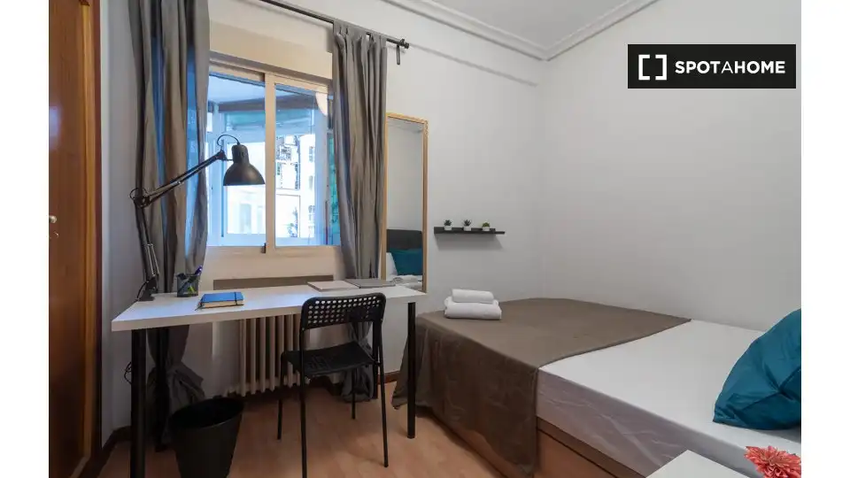 Habitación de Piso de alquiler en Madrid con Aire acondicionado, Calefacción y Amueblado