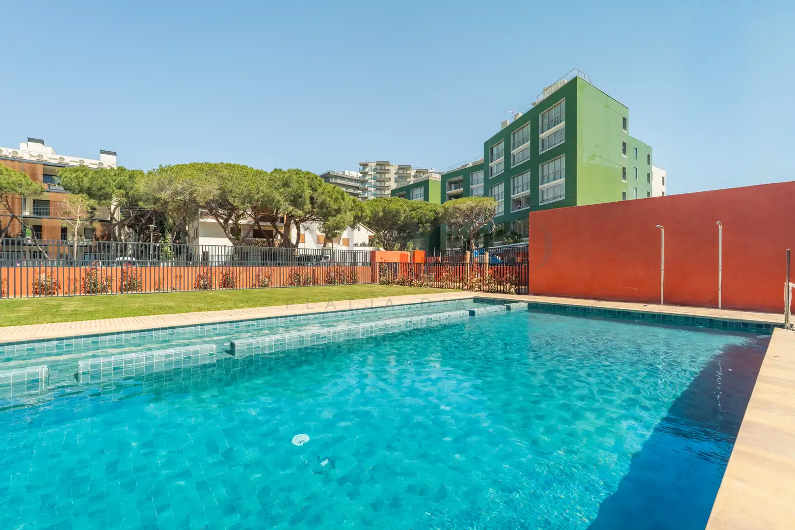 Piscina de Apartamento en venta en Castell d'Aro, Platja d'Aro i s'Agaró con Aire acondicionado, Calefacción y Horno
