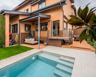 Piscina de Casa adosada en venda en La Moraleja amb Aire condicionat, Jardí privat i Piscina