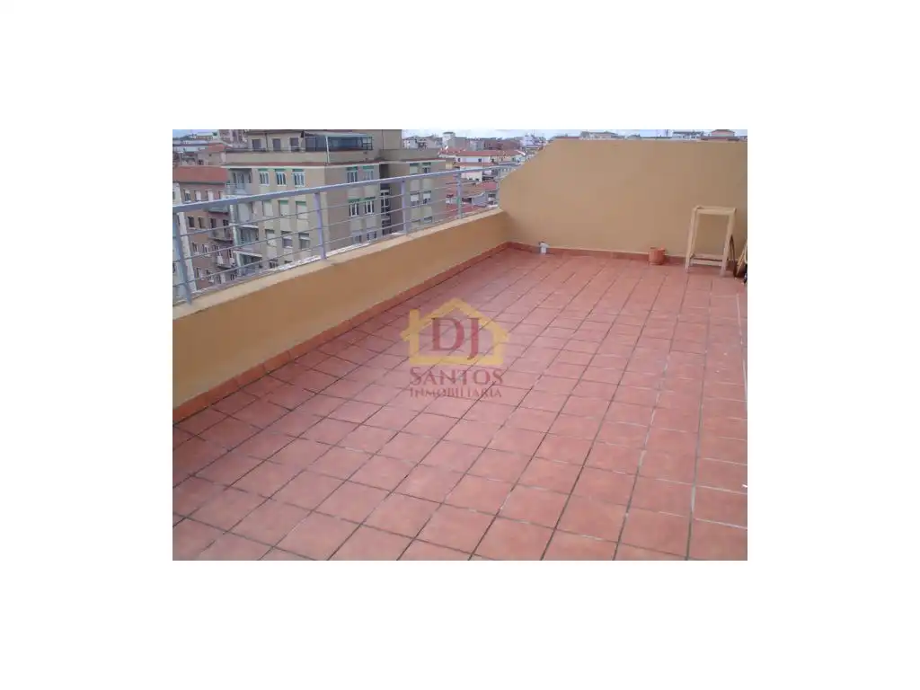 Dachboden zur Miete in Calle Maria Auxiliadora, Salesas