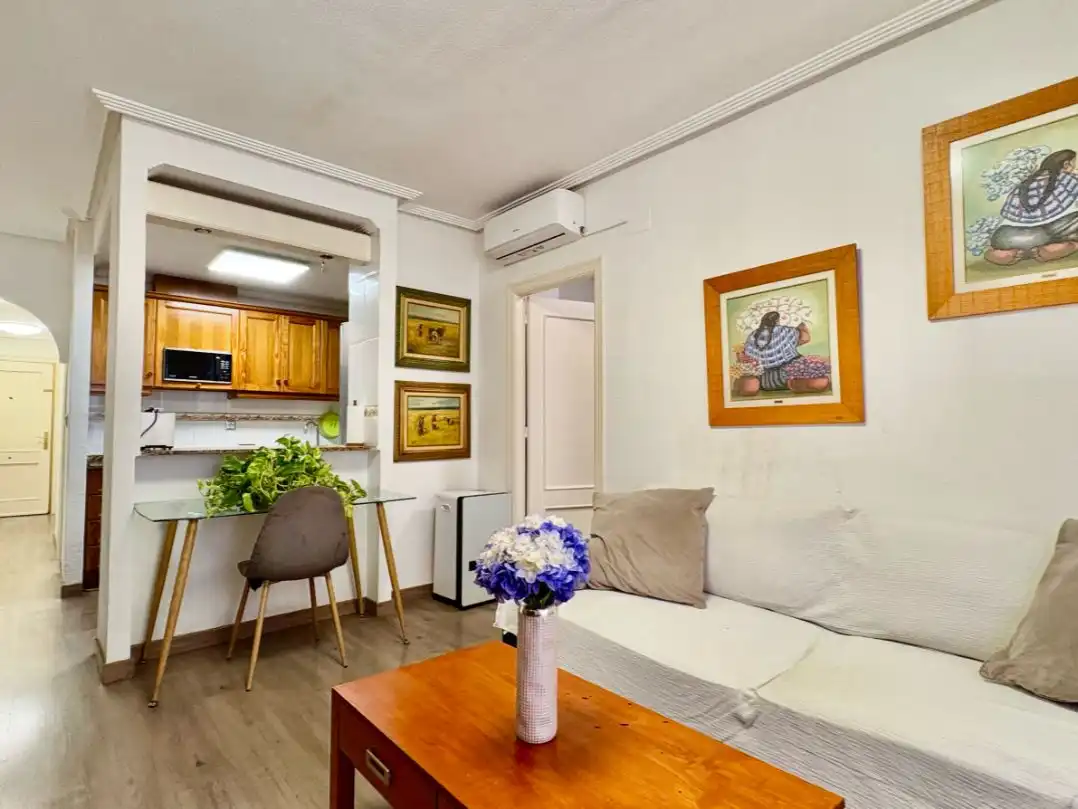 Sala d'estar de Pis en venda en Torrevieja amb Aire condicionat i Balcó