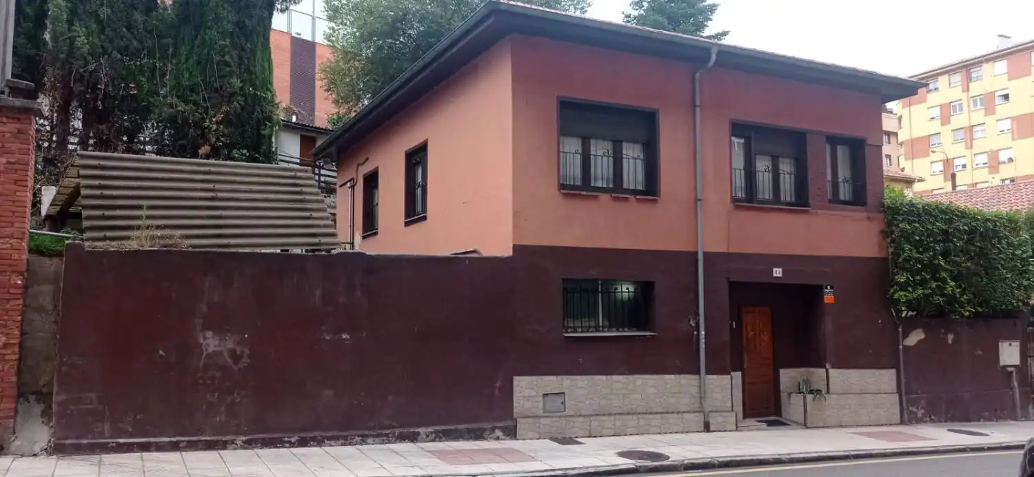 Vista exterior de Casa o xalet en venda en Oviedo  amb Calefacció i Parquet