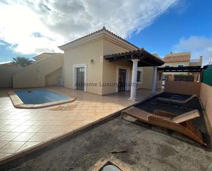 Exterior view of Single-family semi-detached for sale in La Oliva  with Terrace and Swimming Pool