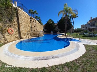 Baixos amb piscina en venda a Riviera del Sol