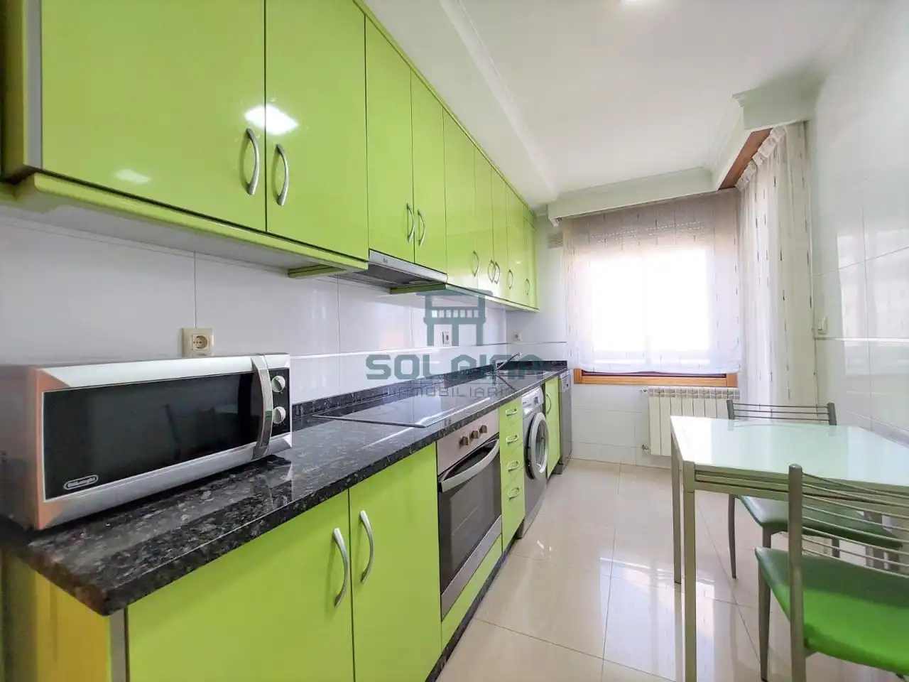 Cuina de Apartament de lloguer en Ourense Capital  amb Calefacció, Traster i Moblat