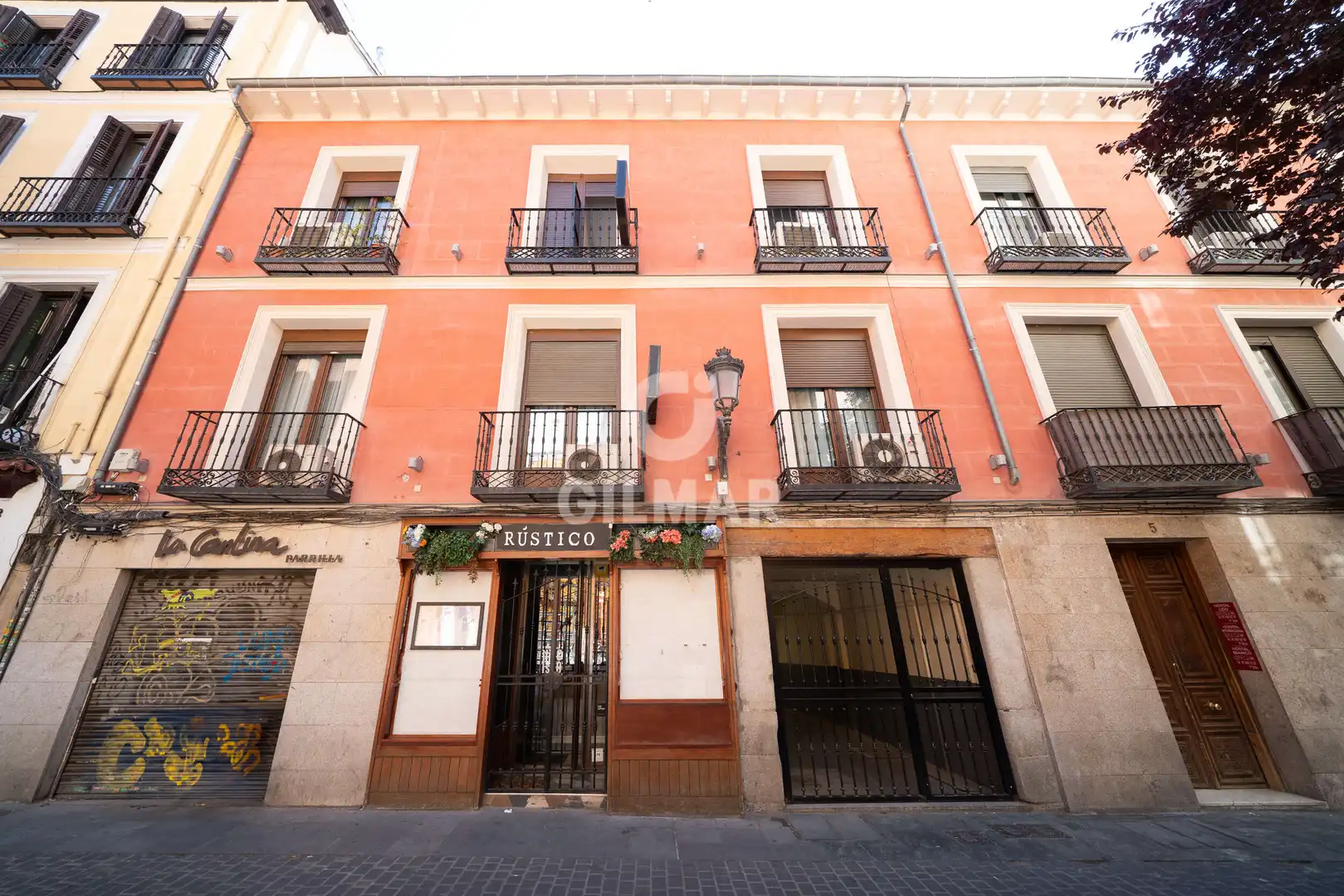 Vista exterior de Piso en venta en Madrid con Calefacción